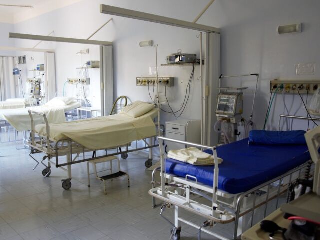 Leżał pod szpitalem w Kołobrzegu, nikt mu nie pomógł. Jest decyzja RPP