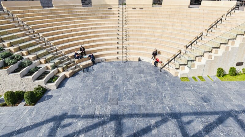 Amfiteatr w Kołobrzegu przyciąga tłumy ludzi