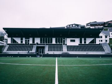 Emocje na boisku: Olimpia Grudziądz kontra Kotwica Kołobrzeg w II lidze piłki nożnej