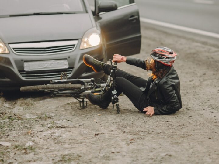 Zderzenie na skrzyżowaniu: rowerzystka potrącona przez samochód