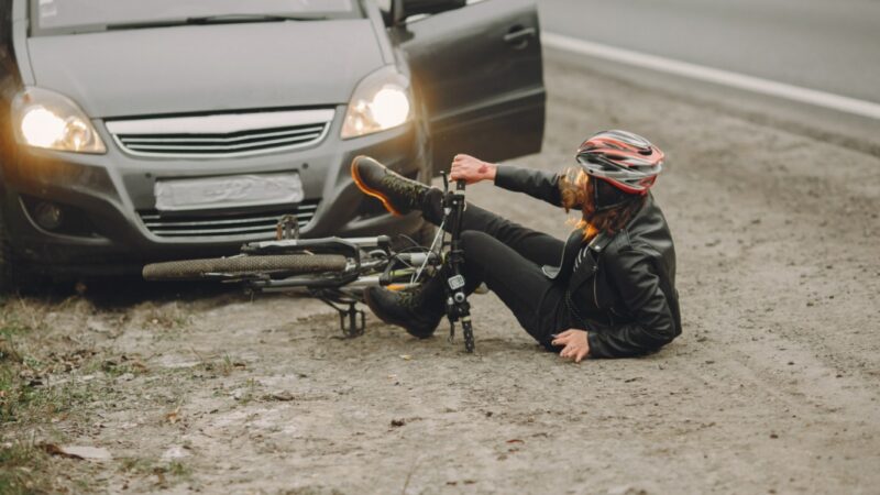 Zderzenie na skrzyżowaniu: rowerzystka potrącona przez samochód