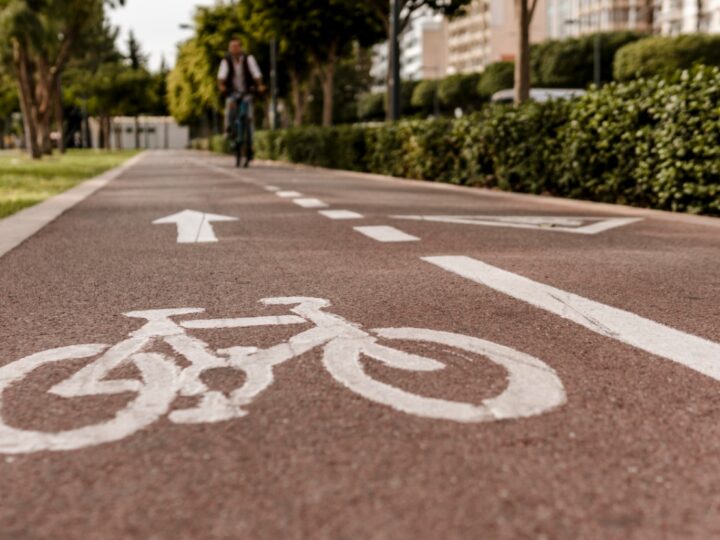 Cykliści będą mieli nową trasę – budowa ścieżki rowerowej do Charzyna planowana na maj 2024 roku