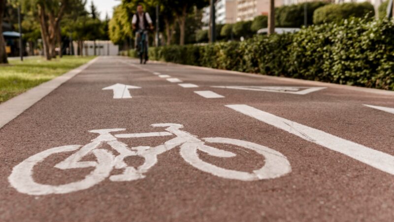 Cykliści będą mieli nową trasę – budowa ścieżki rowerowej do Charzyna planowana na maj 2024 roku