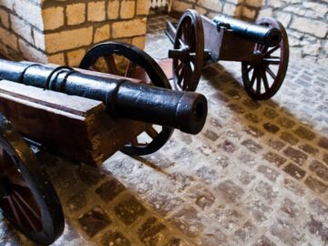 Efekty długoletnich badań na temat starć bitewnych o Kołobrzeg prezentowane podczas konferencji prasowej w Muzeum Oręża Polskiego