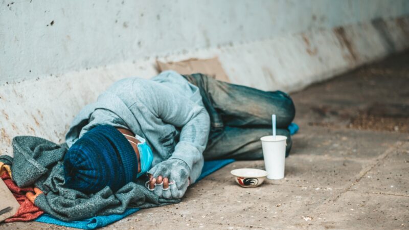 Bezdomność w Kołobrzegu: Policja pomaga potrzebującym
