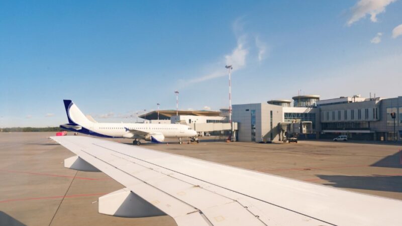 Zdarzenie na lotnisku Bagicz: Awaryjny start samolotu i interwencja straży pożarnej