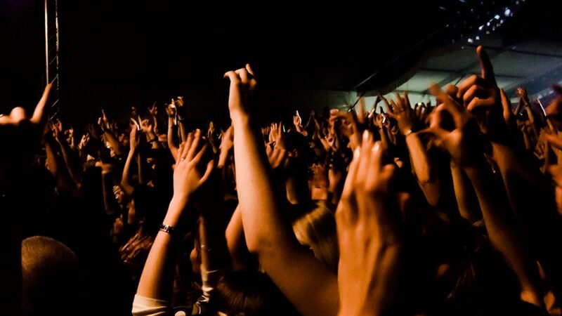 Straszne rytmy w bibliotece – dołącz do Halloweenowego silent disco!