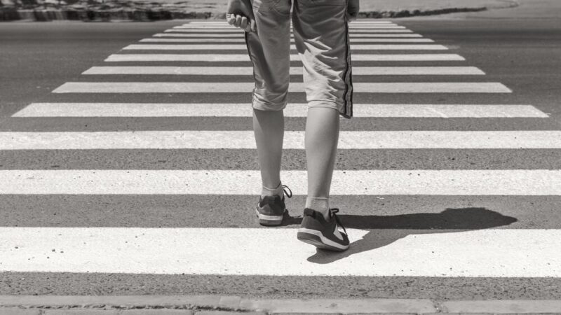 Policja w Kołobrzegu zapewnia bezpieczeństwo podczas odwiedzin cmentarzy