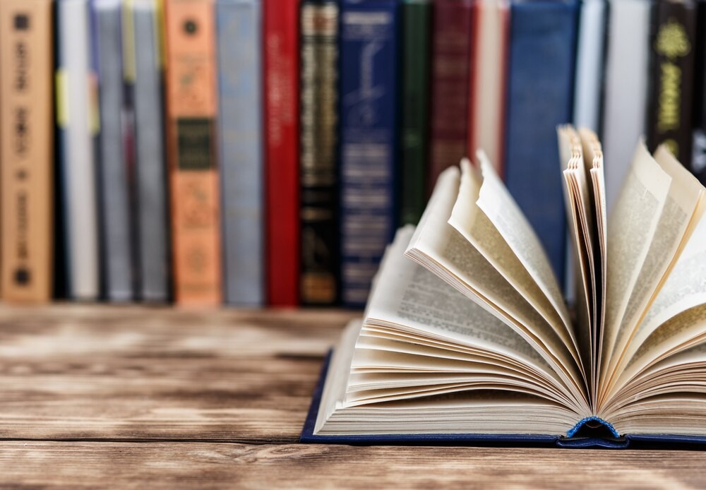 Dyskusyjny Klub Książki: Odkrywanie twórczości Macieja Marcisza w Brzozowym Zakątku