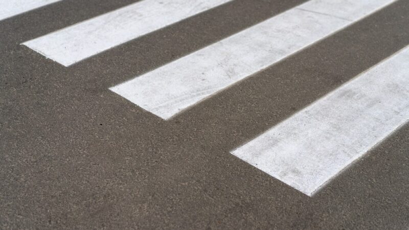 Dzieci z Drzonowa uczą się, jak być bezpiecznym na drodze z pomocą policji i KRUS