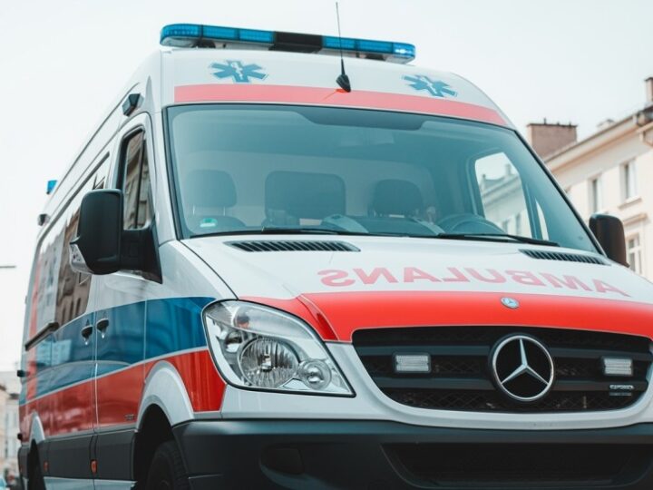 Błyskawiczna pomoc dla mężczyzny wpadłego do rowu – reakcja kobiety i służb ratunkowych