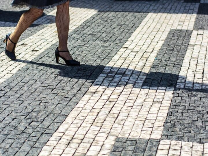 Policjanci promują bezpieczeństwo: rozdają odblaski mieszkańcom i turystom