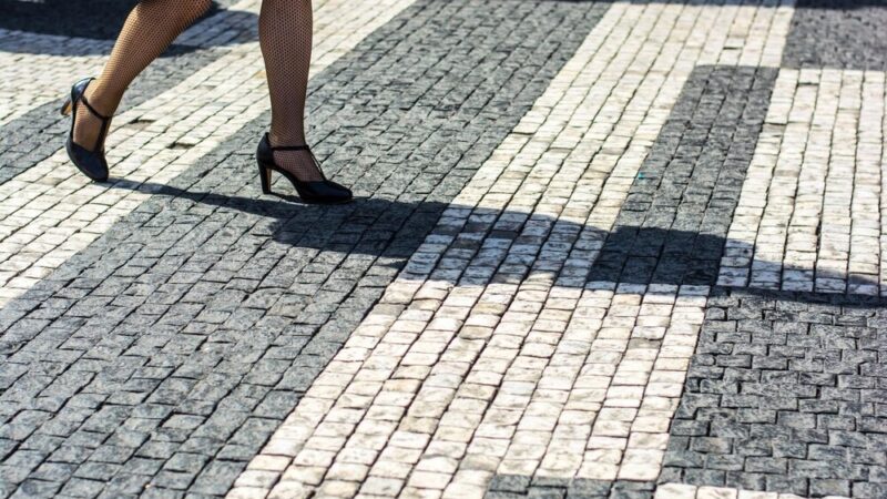 Policjanci promują bezpieczeństwo: rozdają odblaski mieszkańcom i turystom