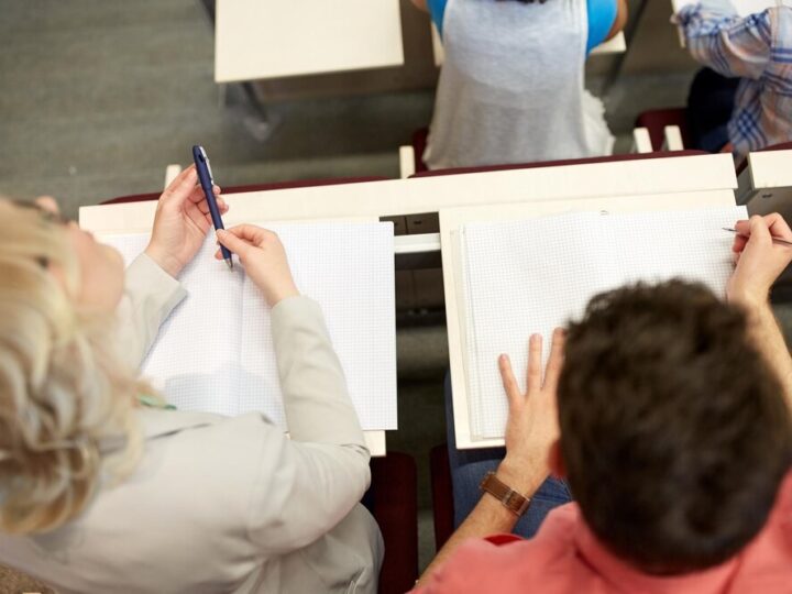 Bezpieczeństwo młodzieży w szkołach – policja edukuje rodziców i nauczycieli