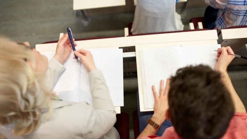 Bezpieczeństwo młodzieży w szkołach – policja edukuje rodziców i nauczycieli