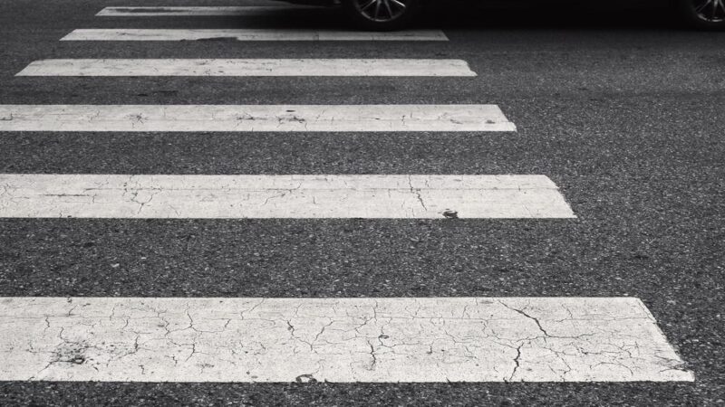 Bezpieczne życie babci i dziadka: kluczowe zasady ochrony w codzienności i internecie