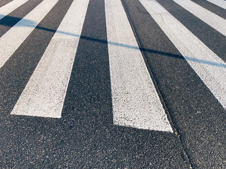 Zwiększ widoczność na drodze – noś odblaski przy przejściach dla pieszych!