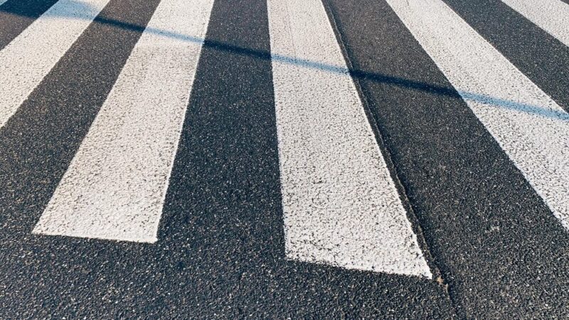 Zwiększ widoczność na drodze – noś odblaski przy przejściach dla pieszych!