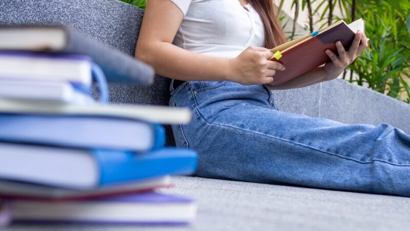 Dzieci uczą się prawa poprzez kreatywne warsztaty.