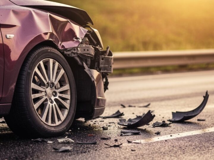 Nocna akcja strażaków w Ołużnej: dwa wypadki, kierowcy cali i zdrowi