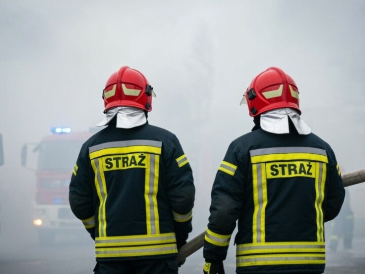 Sąsiedzi i strażacy w akcji: Pożar składziku drewna w Gościnie uratował garaż