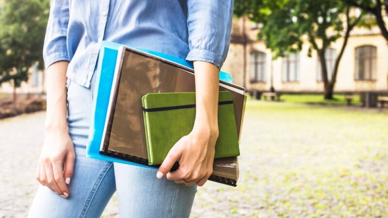 Ferie w Bibliotece Młodzieżowej – sztuka, technologia i historia w jednym!