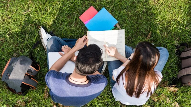 Policjanci edukują uczniów o bezpieczeństwie w szkołach podstawowych