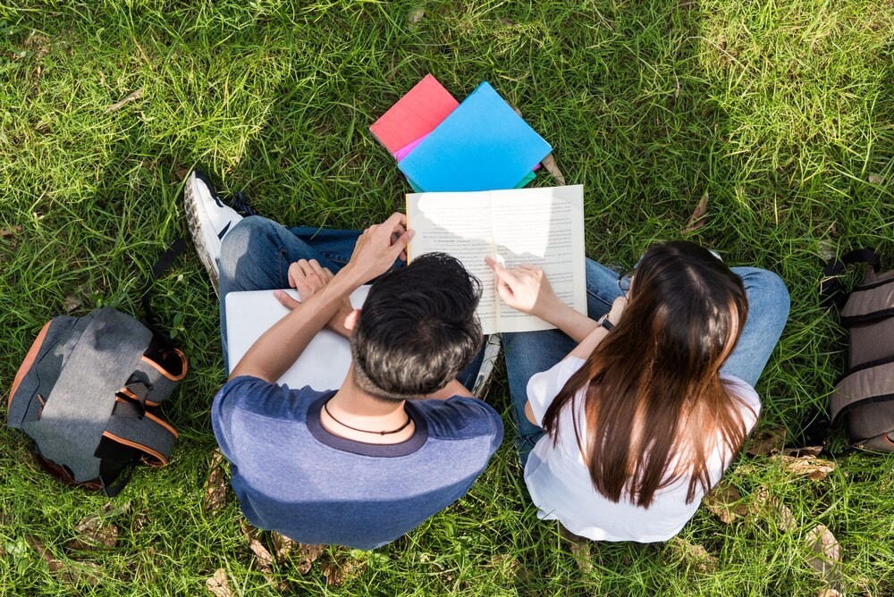 Policjanci edukują uczniów o bezpieczeństwie w szkołach podstawowych