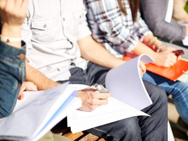 Policyjny duet w przedszkolu: Lekcje bezpieczeństwa z Misia Kolaskiem w Ustroniu Morskim