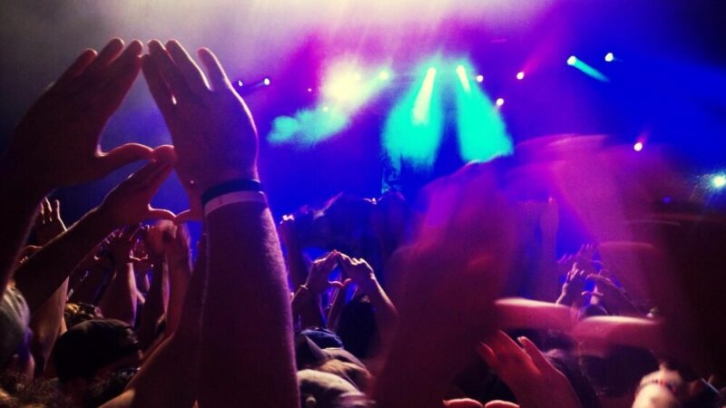 Satyra na majówkę: koncert „Ale jaja” w Ustroniu Morskim