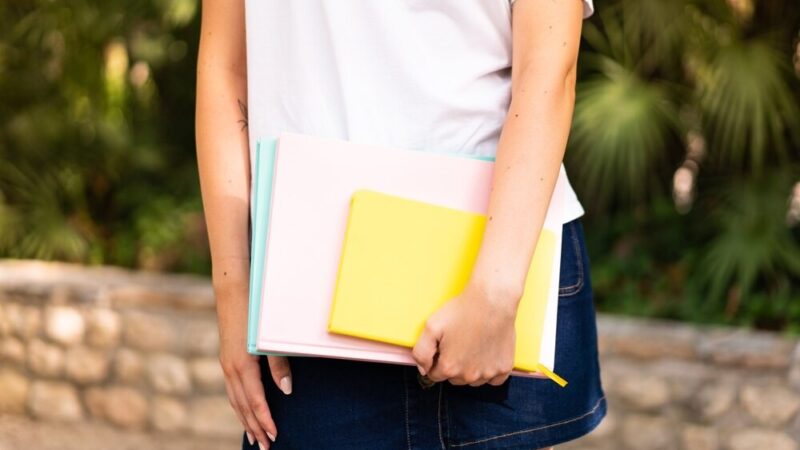 Przedszkolaki z Kołobrzegu uczą się bezpieczeństwa na wizycie w policji