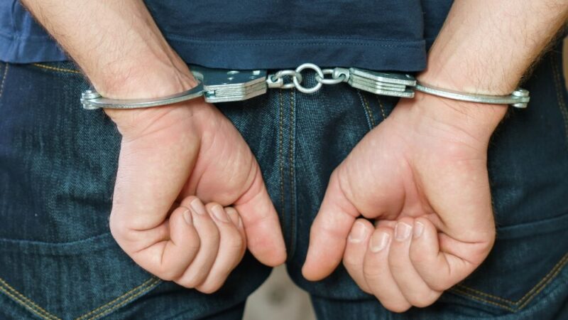 Poszukiwacze w akcji: mężczyzna ukrywający się przed wymiarem sprawiedliwości zatrzymany przez policję