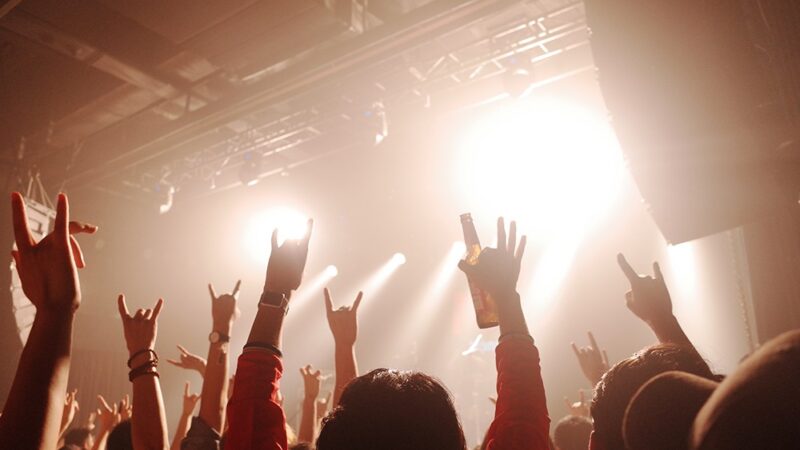 Emocjonujący koncert Mikołaja Trzaski w kinie Smarzowskiego – muzyka na żywo w RCK!