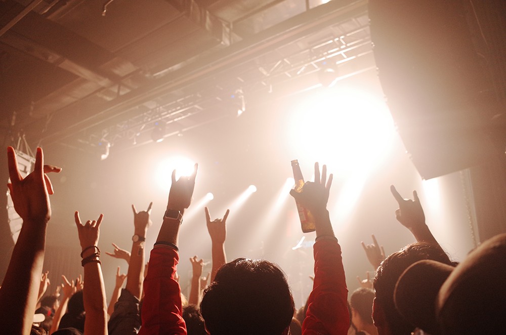 Emocjonujący koncert Mikołaja Trzaski w kinie Smarzowskiego – muzyka na żywo w RCK!
