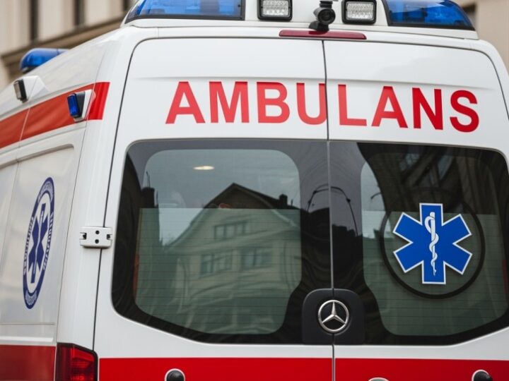 Bezpieczeństwo na plaży w Kołobrzegu: Wspólna praca służb i ratowników
