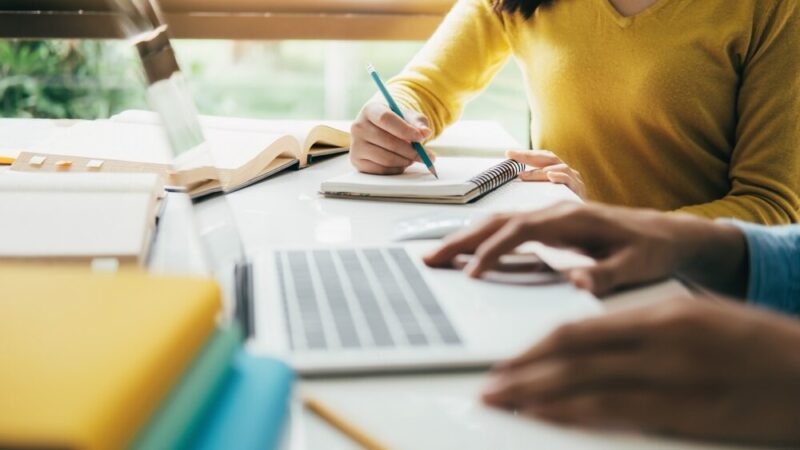 Mali odkrywcy w Laboratoriach Dźwięku i Wody: nauka przez zabawę w Bibliotece Dziecięcej